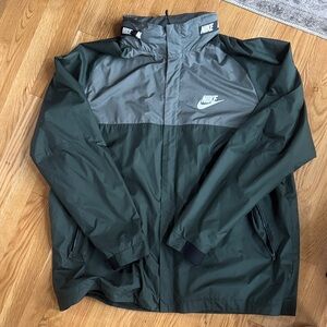 Nike Men's Forest Green and Charcoal Windbreaker